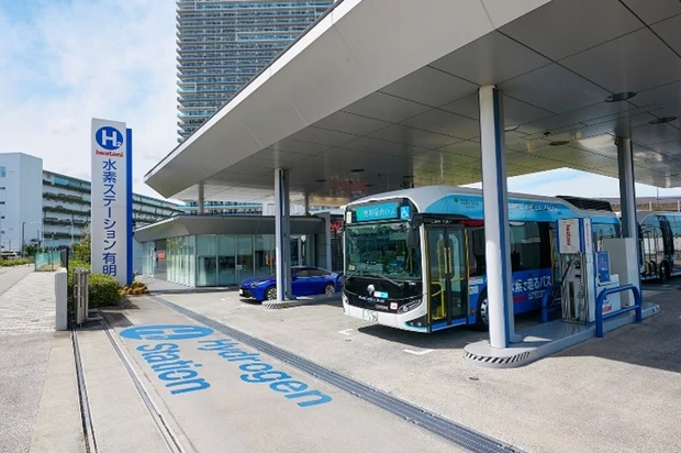 FC車に水素を充てんする水素ステーション（(C)岩谷産業株式会社）