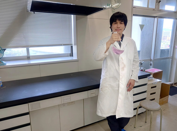 研究中の河野さん