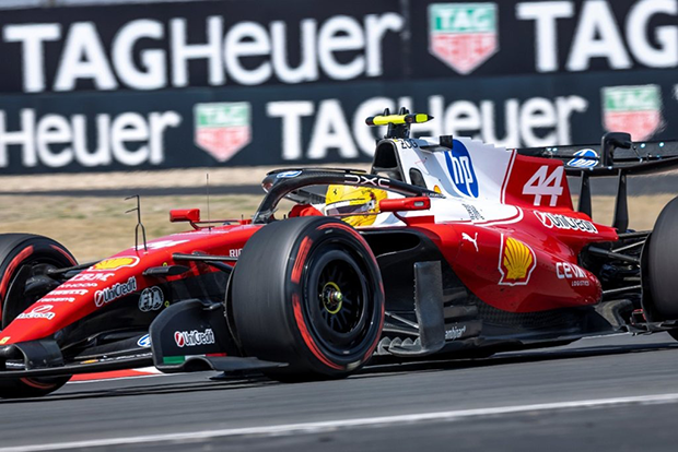 F1用マグネシウム鍛造ホイールを装着したレースカー