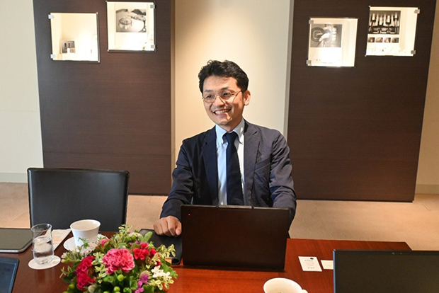 福井鋲螺で受け継いできた基本理念について説明する打本社長