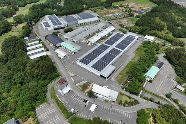 屋上に5,236枚の太陽光パネルを設置して自家消費でCO2排出量を削減（細呂木事業所）